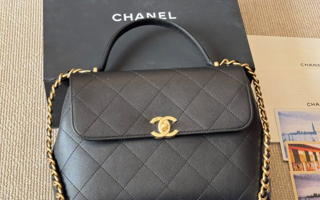 通勤で使いやすいCHANELのハンドバッグを写真で確認