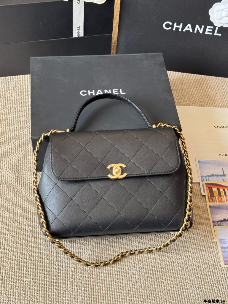 通勤で使いやすいCHANELのハンドバッグを写真で確認