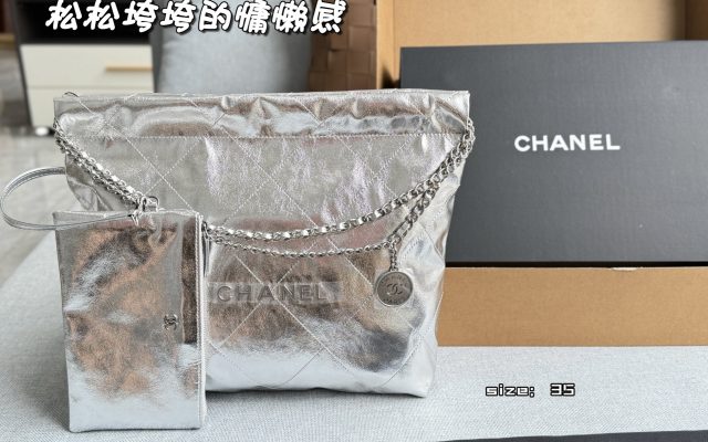 ユニセックス向けショルダーバッグの選び方：シルバーとサイズ感