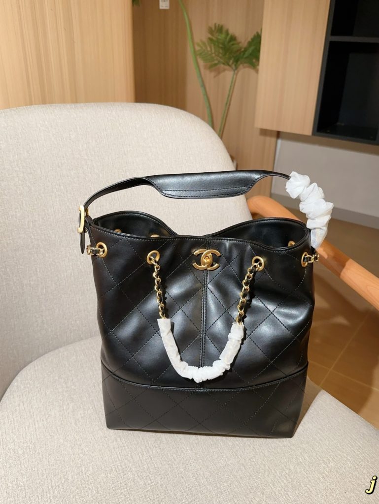 コートの日の荷物に合うCHANELのバッグ