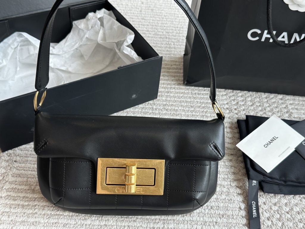 CHANEL ブランドバッグ ブラック 1色 ライフスタイル小物｜休日に毎日に合わせるポイント
