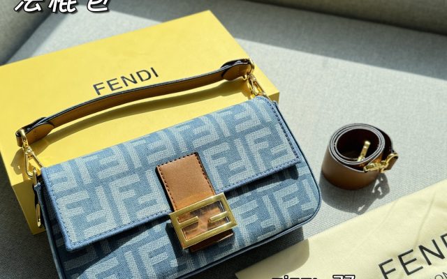 休日で使いやすいFENDIのショルダーバッグを写真で確認