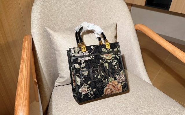FENDIのポシェットを予算内で探す前に見るブラックのポイント
