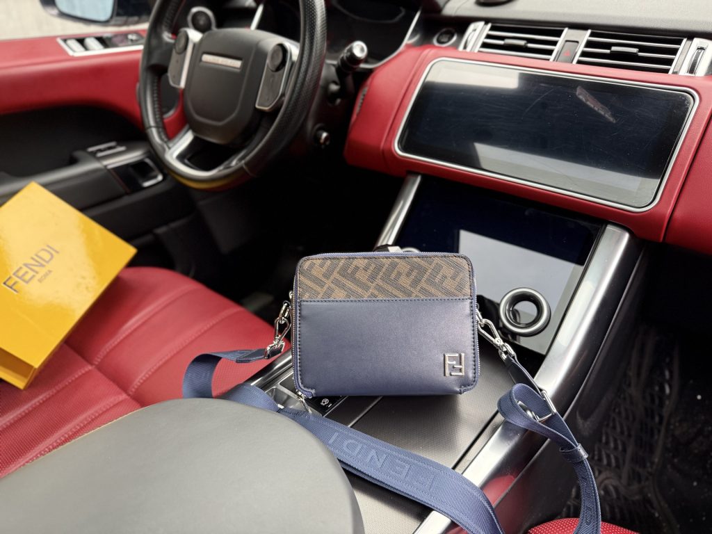 週末のカフェに持ちたいFENDI 2WAYポーチ、サイズ感と色を写真で見る