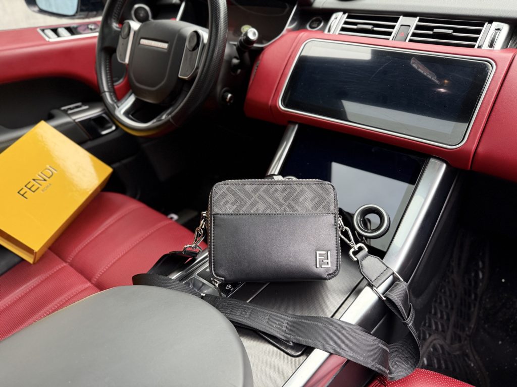 FENDI メンズ ポーチ ブラック 2色展開 バッグ｜週末に毎日に合わせるポイント
