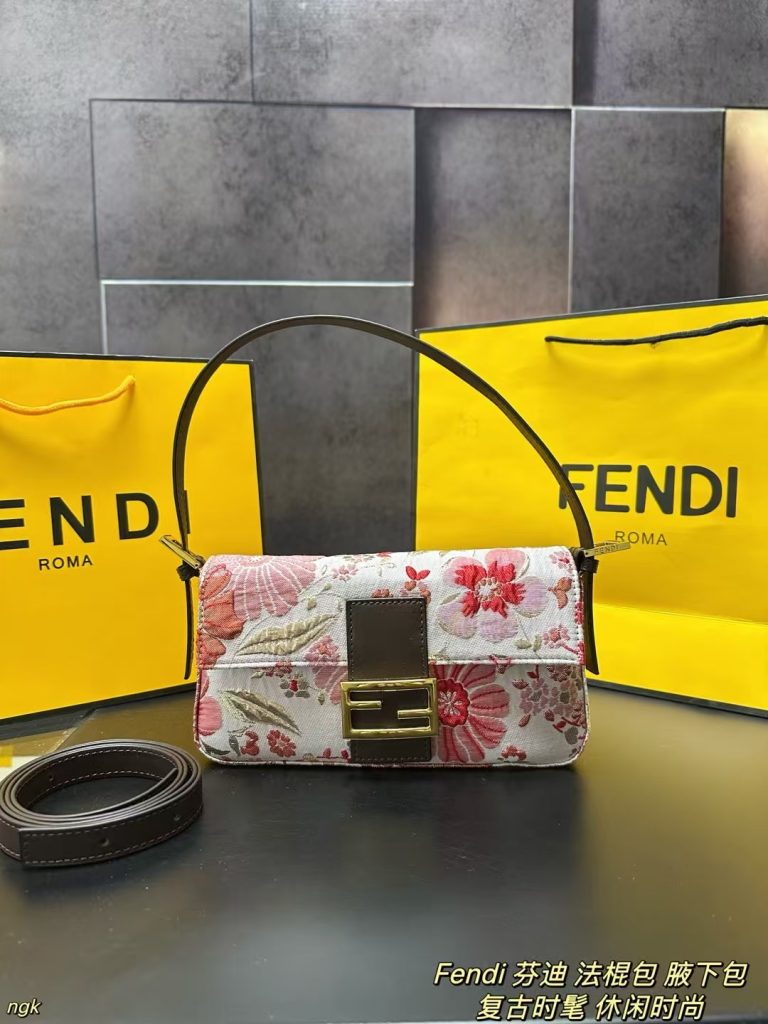 日常で使いやすいFENDIのバッグを写真で確認