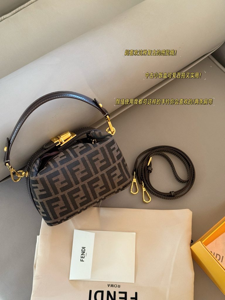 FENDI カメリア ブラウン バッグ、通勤や週末の普段使いに合うか写真で確認