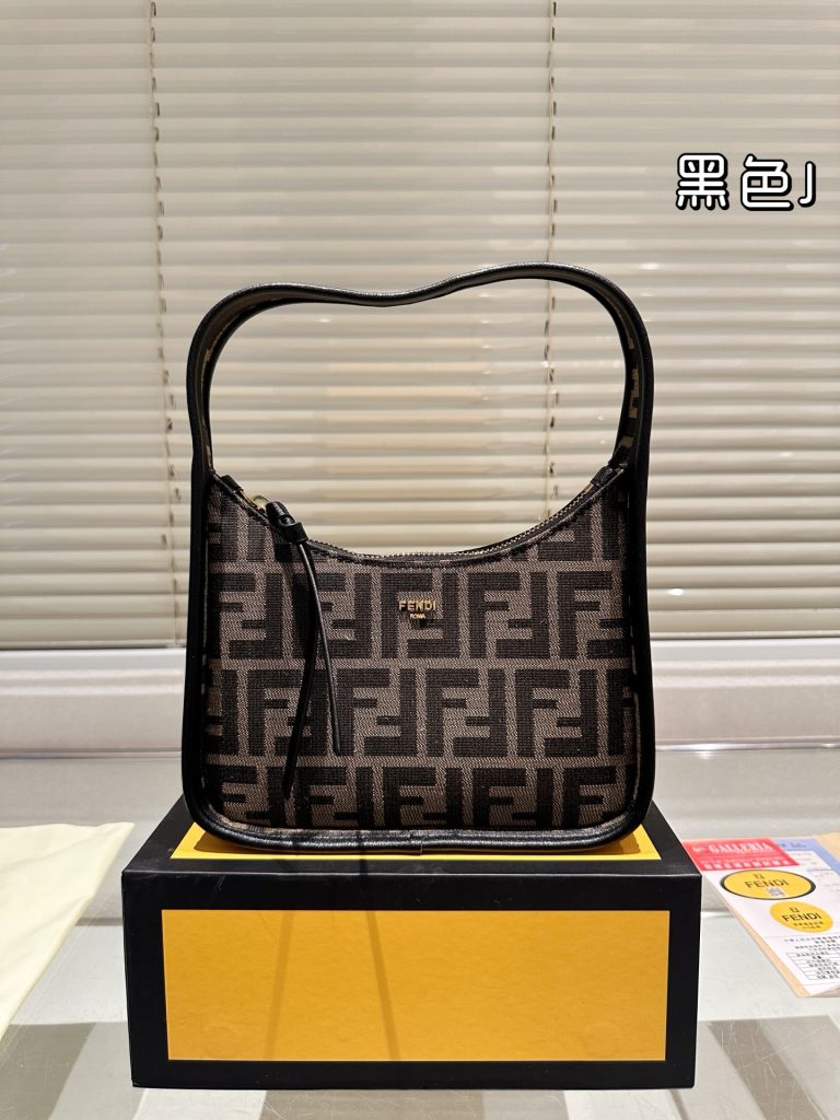 通勤目線で見るFENDIのハンドバッグの印象