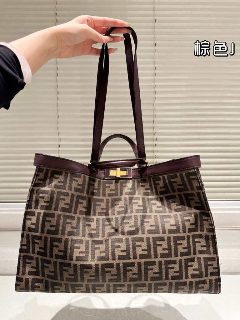 通勤やカフェに映えるFENDIトートバッグ、色の沈み方と収納を写真で確認
