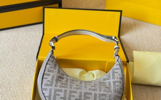 通勤で使いやすいFENDIのハンドバッグを写真で確認