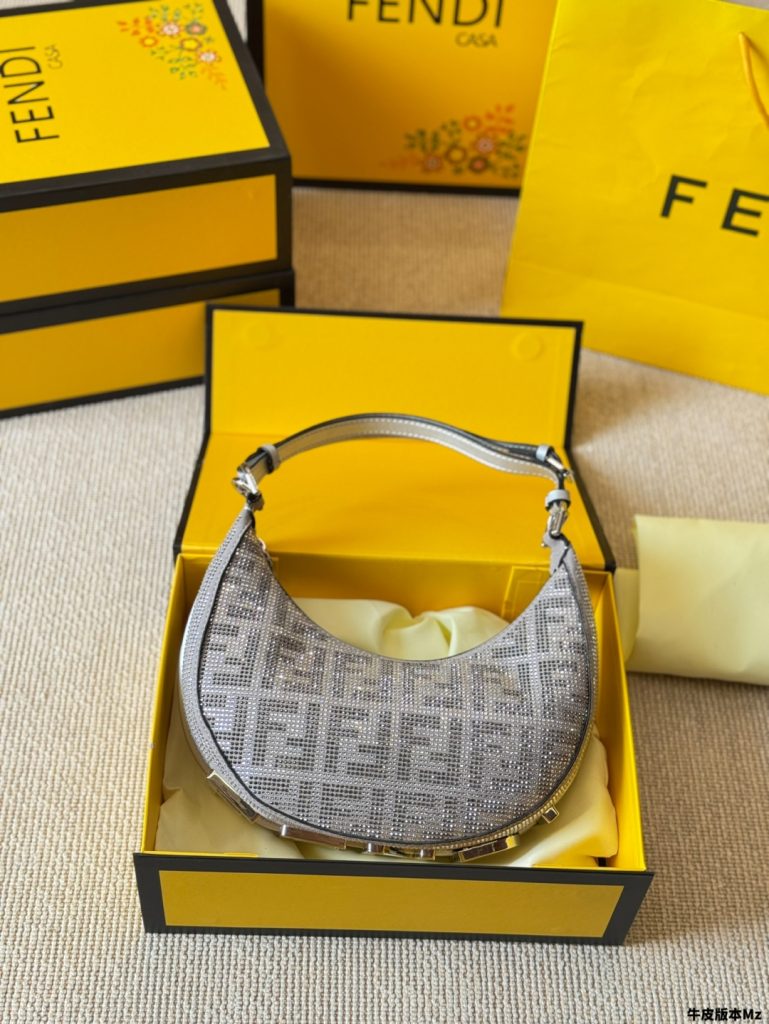 通勤で使いやすいFENDIのハンドバッグを写真で確認