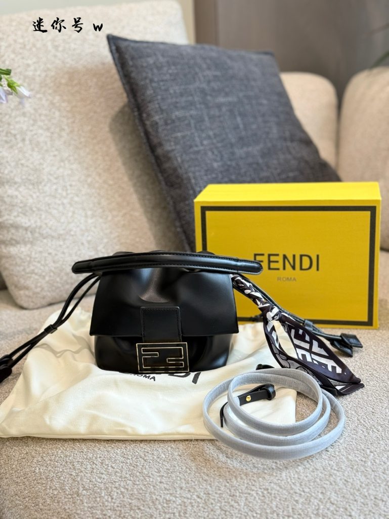 週末の軽い外出に。フェンディ プチバゲット ミニ ブラックの写真と使い方
