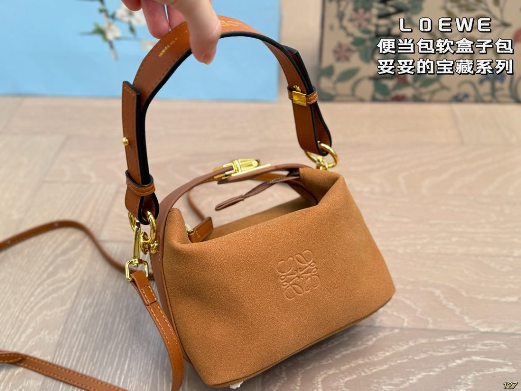 LOEWE バッグ ファブリック ラウンドトート 1色入｜旅行に使いやすいバッグを写真で確認
