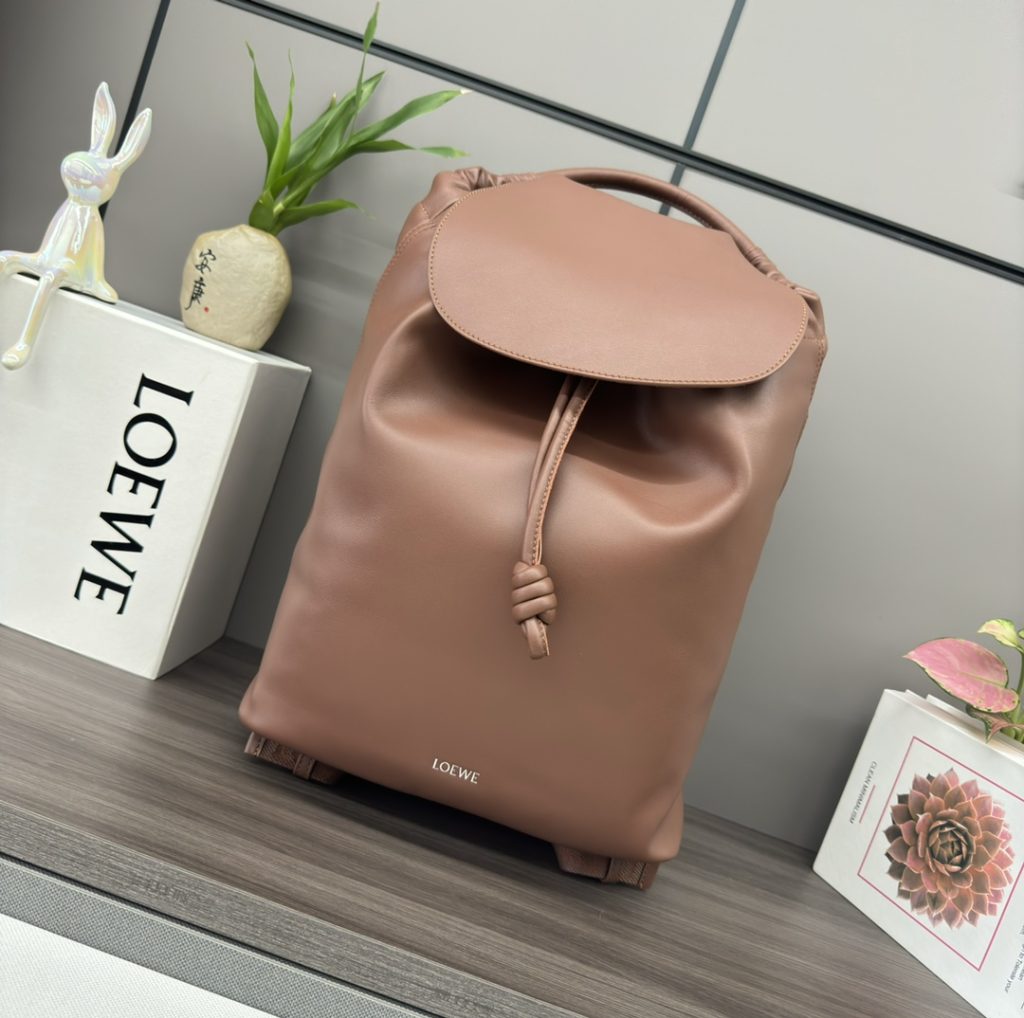 LOEWE バックパック ブラウン 1色入｜ギフトに使いやすいバッグを写真で確認