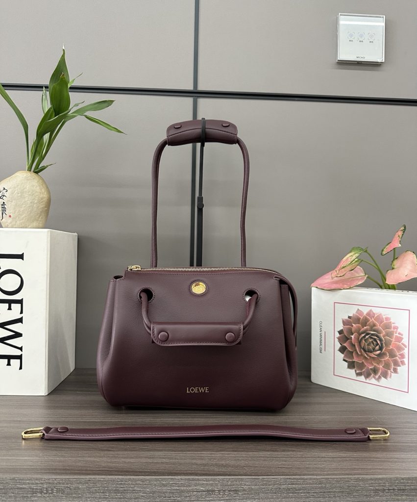 職場に持つなら服との距離感も見たいLOEWEのバッグ