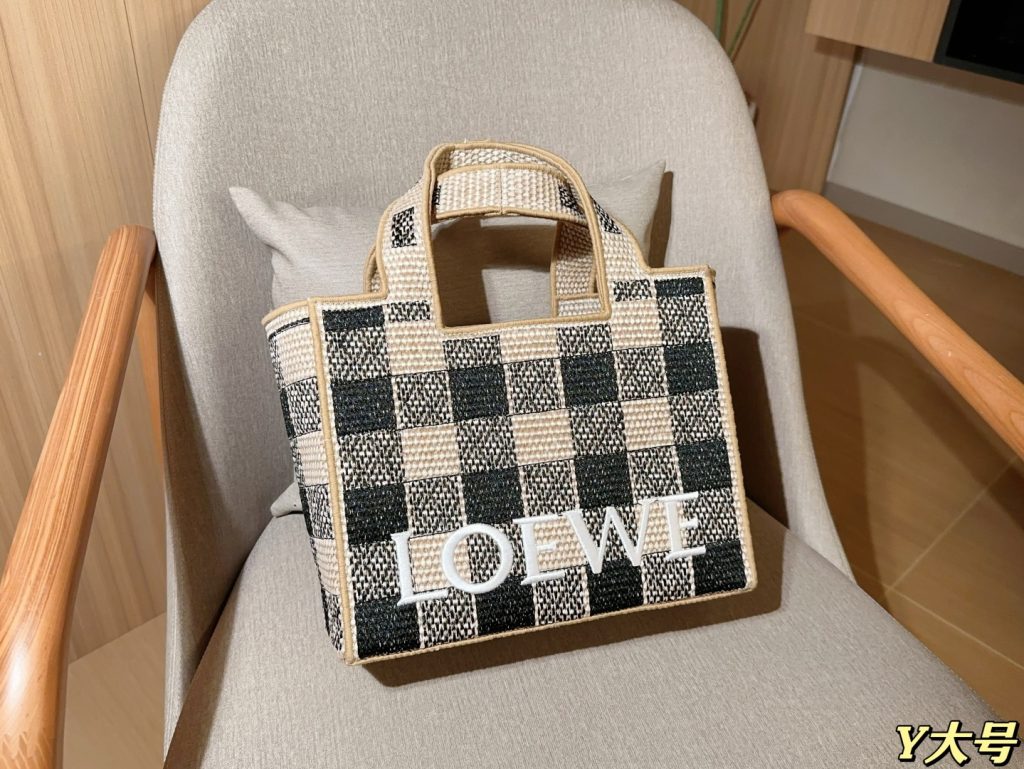 LOEWE WAY Loewe チェック柄 ラタンバッグ 黒×ベージュ 2way可変｜ギフトに使いやすいバッグを写真で確認