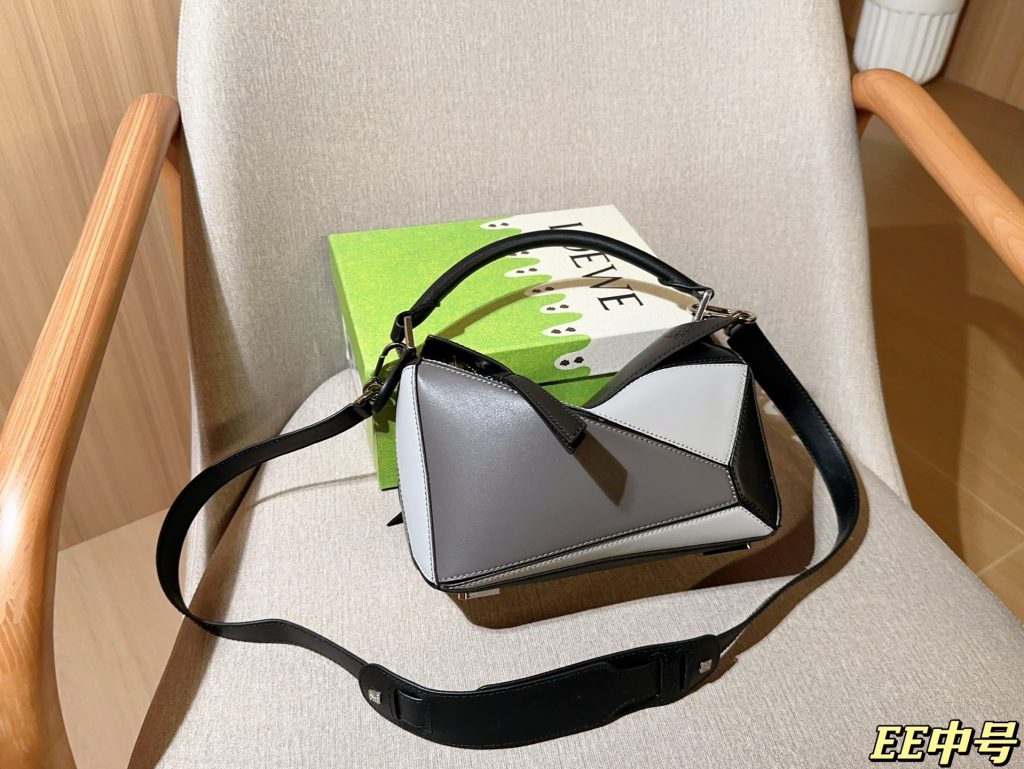 ロエベ ポルカドット ミニバッグ 3色 レザー｜旅行に使いやすいバッグを写真で確認