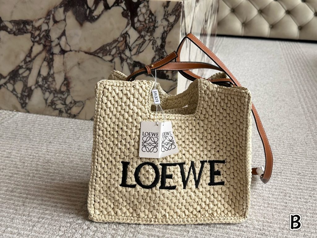 ロエベ 草編みトートバッグ ロゴ刺繍 ブラウンストラップ 1色入｜旅行に使いやすいバッグを写真で確認