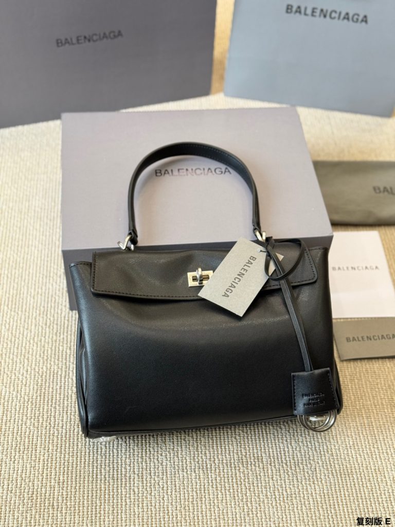 カフェに寄る日で浮きにくいBALENCIAGAのバッグを見分ける