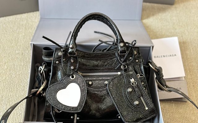 黒系ショルダーバッグを服に合わせるなら見るべき3点