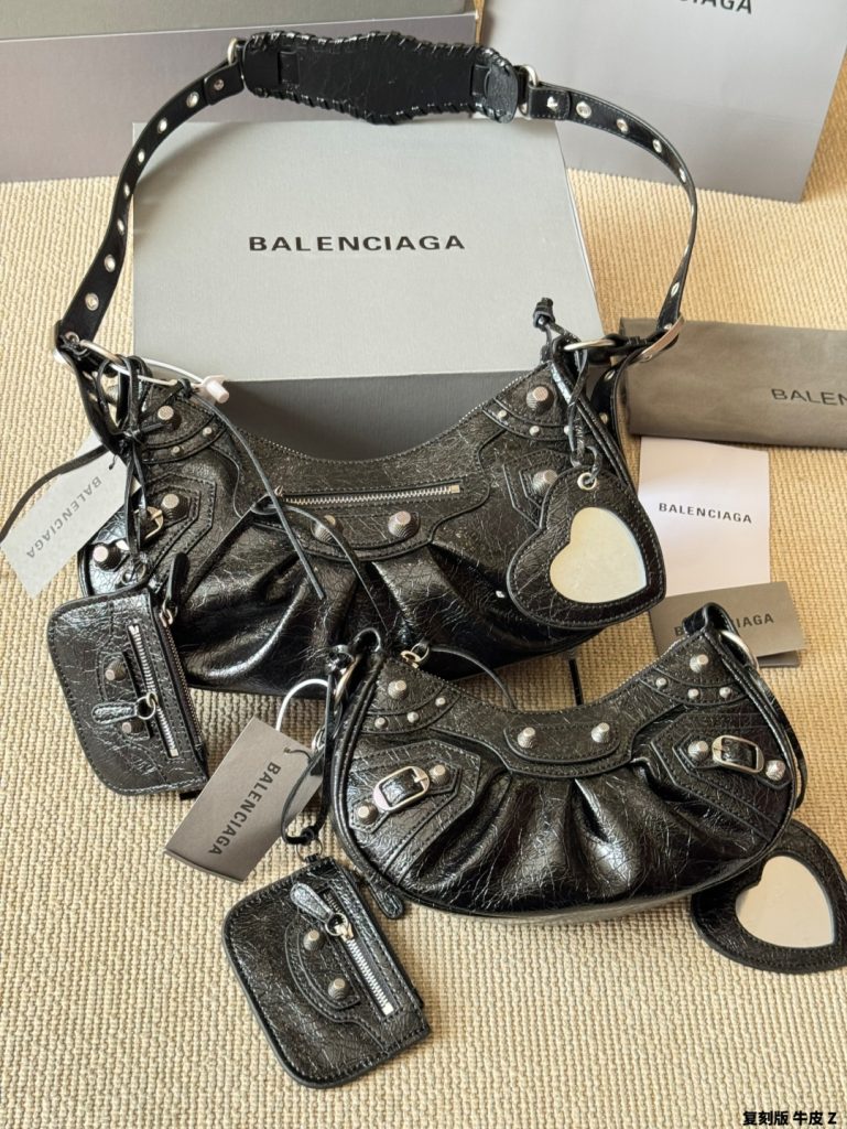 バレンシアガBALENCIAGA レディースLe Cagole ショルダーバッグ バッグ 黒…|ギフトに使いやすいバッグを写真で確認
