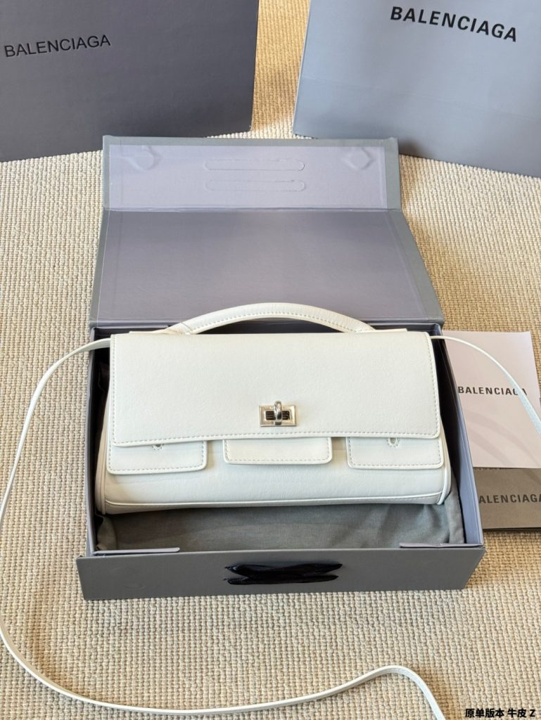 カフェに寄る日に使いやすいBALENCIAGAのポーチを探す