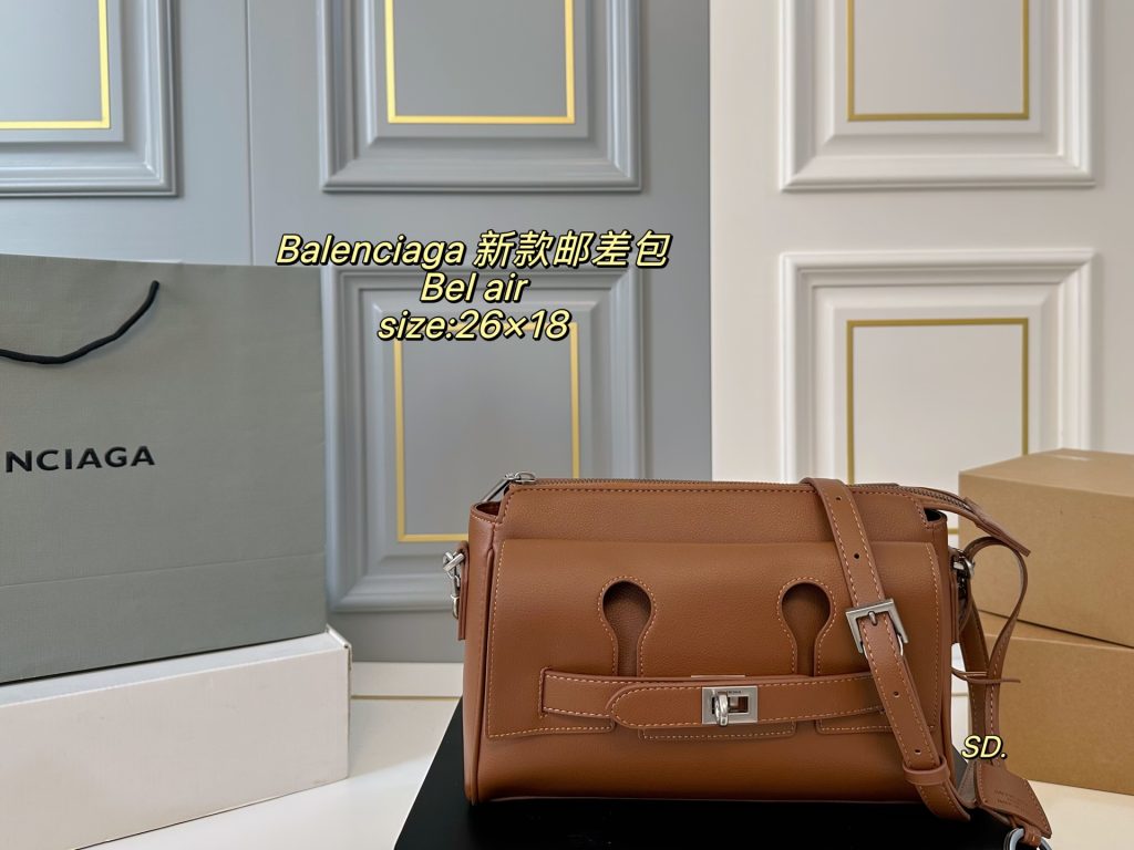 BALENCIAGA ベルエア バッグ ブラウン色 26×18cm｜仕事帰りに使いやすさを写真で整理