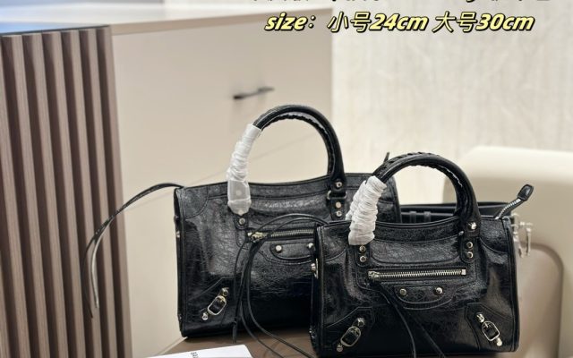 日常で使いやすいブランドアイテムのバッグを写真で確認