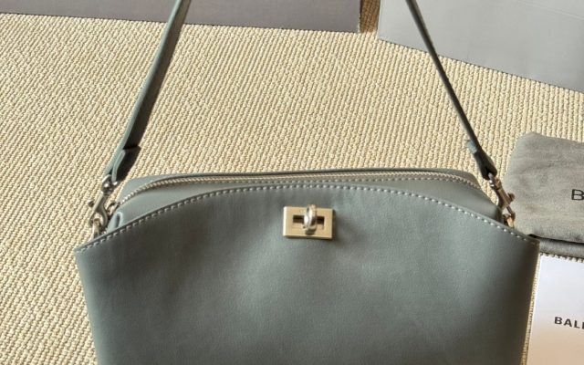 ブランドアイテムのショルダーバッグは価格・収納・合わせ方でどう見るか