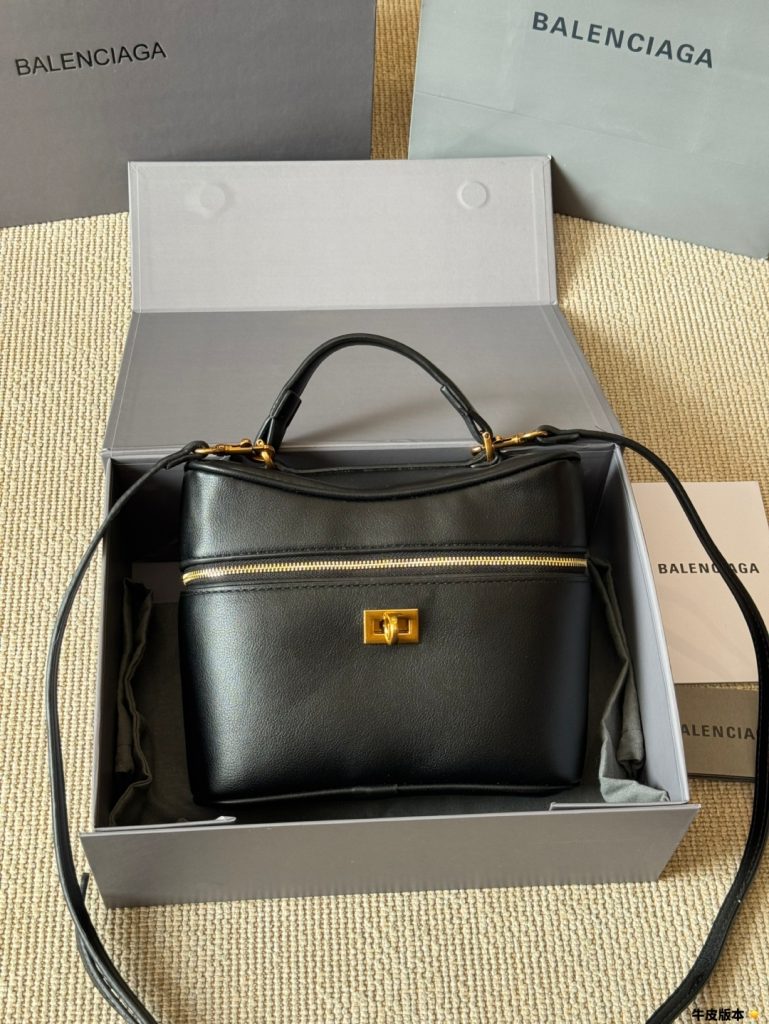 週末で見るBALENCIAGAのバッグの素材感