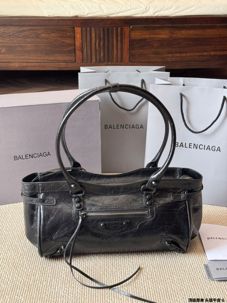 友人と会う日にも休日にも寄せやすいBALENCIAGAのバッグ