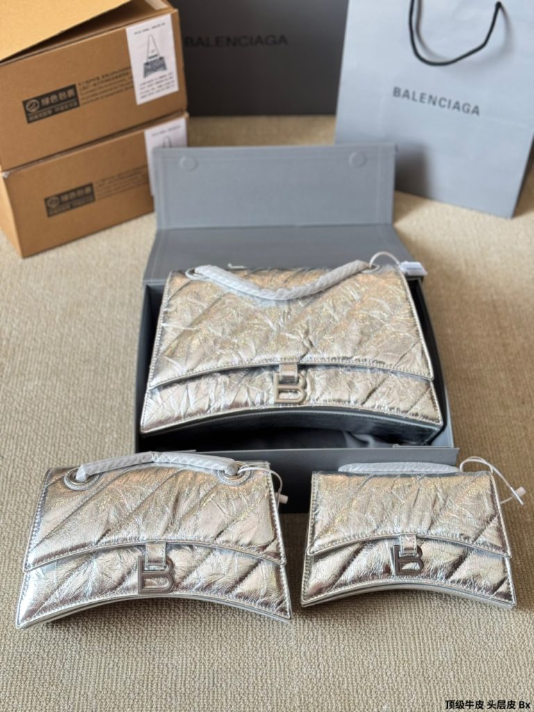 朝の支度の服に合わせるならBALENCIAGAのバッグは素材感重視