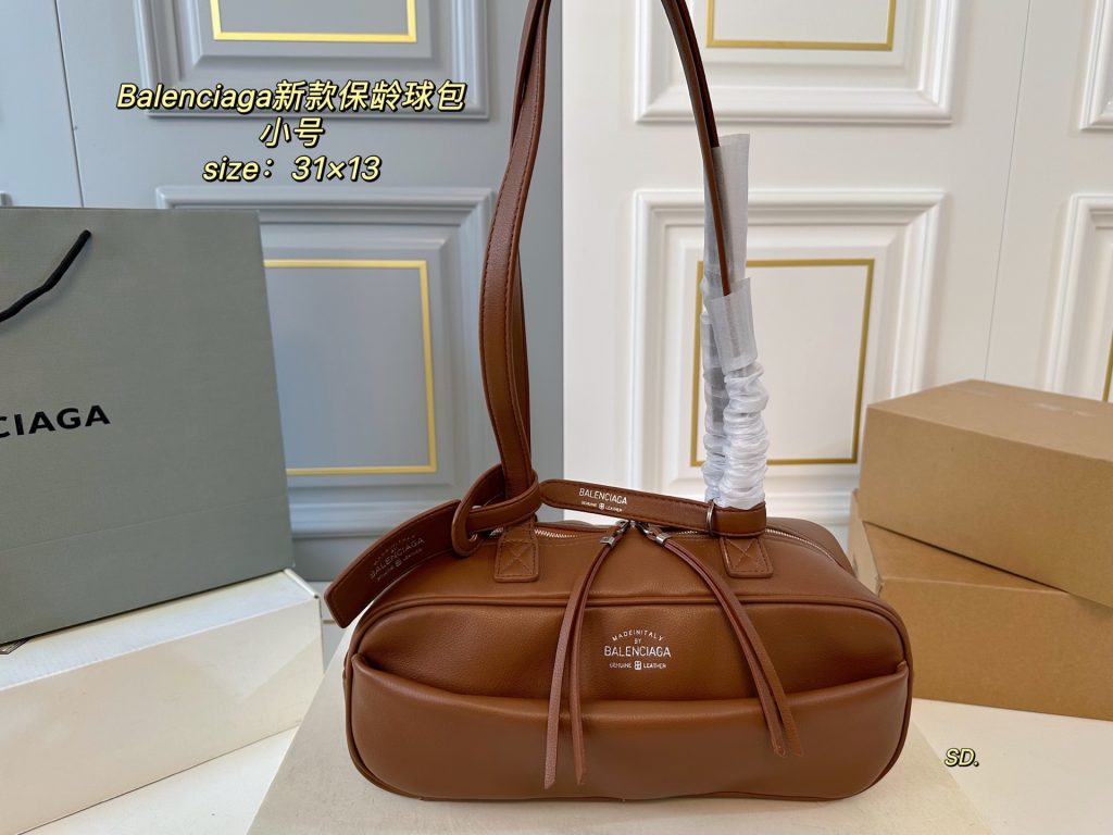 週末カフェに映えるBALENCIAGA保龄球包、写真で見る色味と軽さ