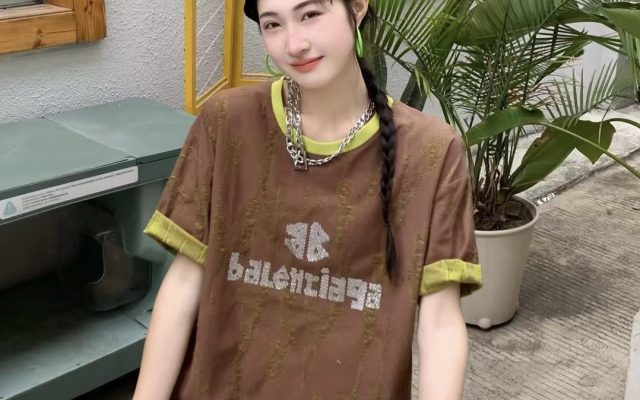 ロゴが映えるTシャツは日常で使いやすいか