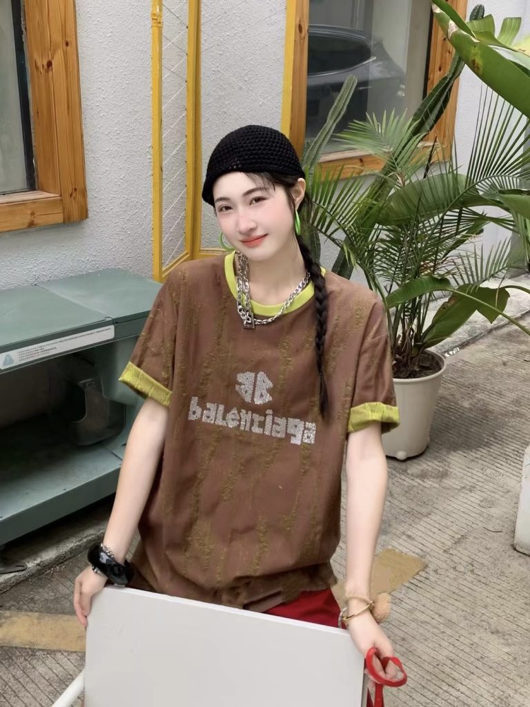バレンシアガ メンズ ロゴTシャツ 2色入|旅行に使いやすいファッションアイテムを写真で確認