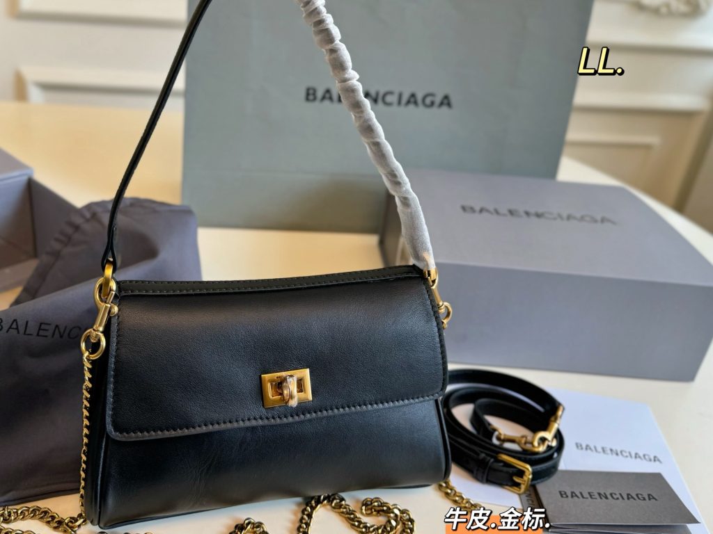 バレンシアガ ミニショルダーバッグ 黒 金具 レザー 4色入｜旅行の日に写真で選び方を確認