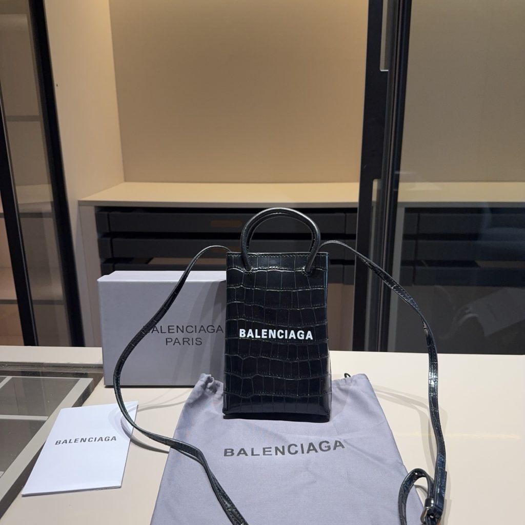 コートの日の服に合わせるならBALENCIAGAの財布は角の印象重視