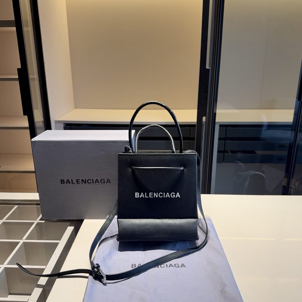 通勤で見るBALENCIAGAのバッグのロゴの見え方