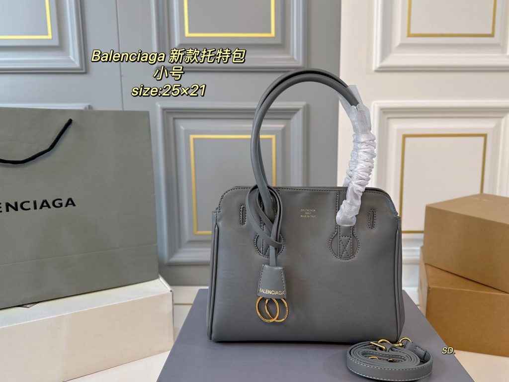 友人と会う日に持つならロゴの見え方も見たいBALENCIAGAのバッグ