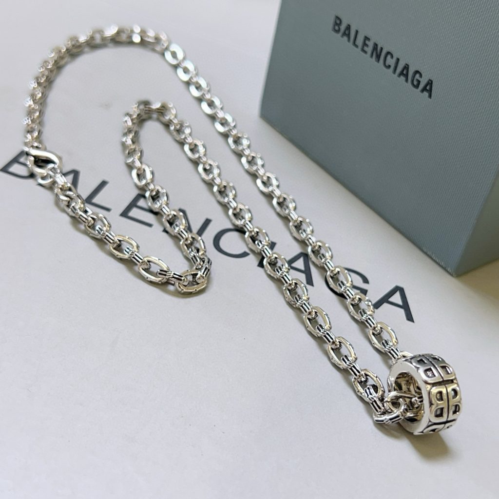 BALENCIAGA ネックレス メンズ ロゴ チェーン 2色入 ブランド小物｜仕事帰りに使いやすさを写真で整理
