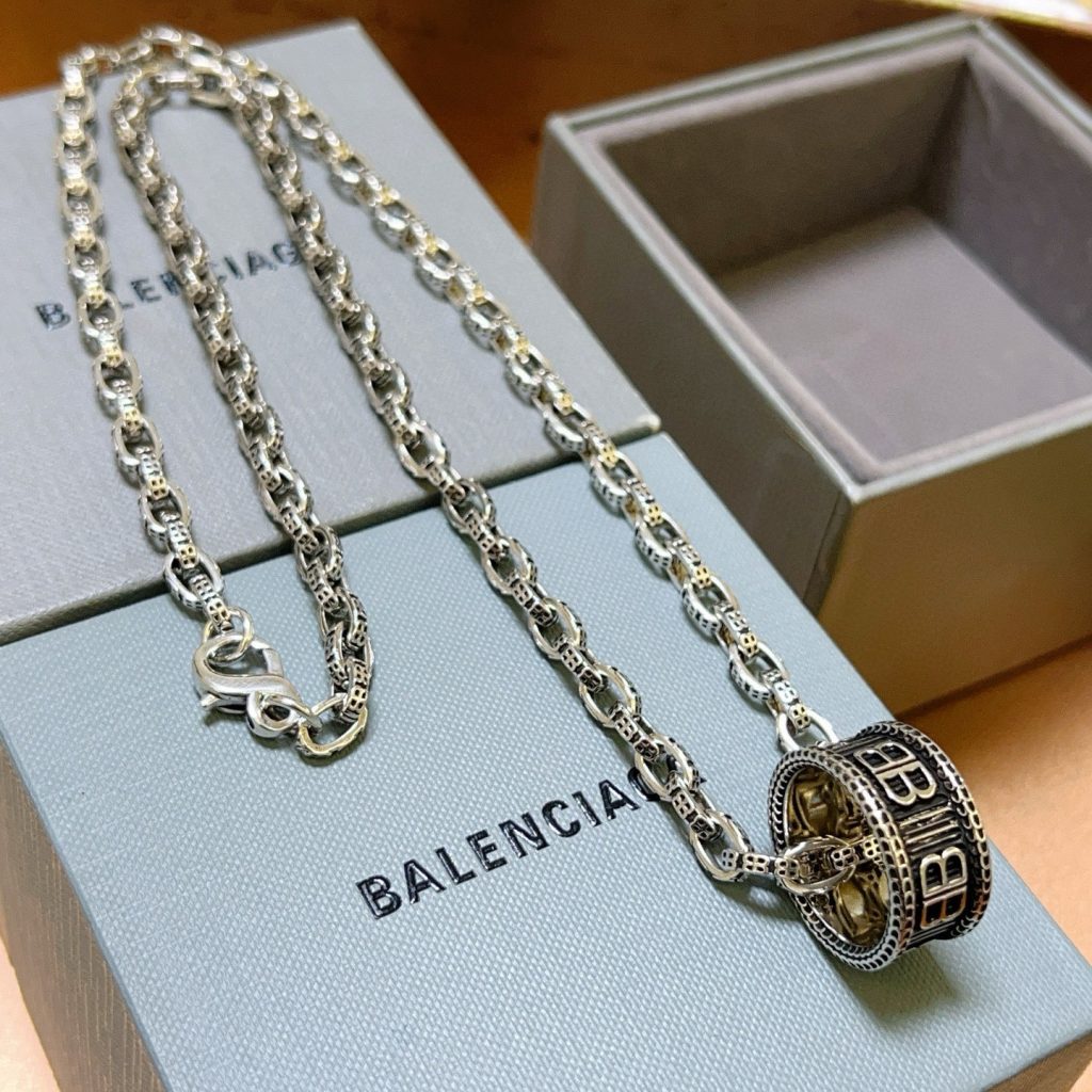 BALENCIAGA ネックレス メンズ 2色 ロゴ チェーン 31字 ブランド小物｜ギフト選びで予算内で見たいポイント