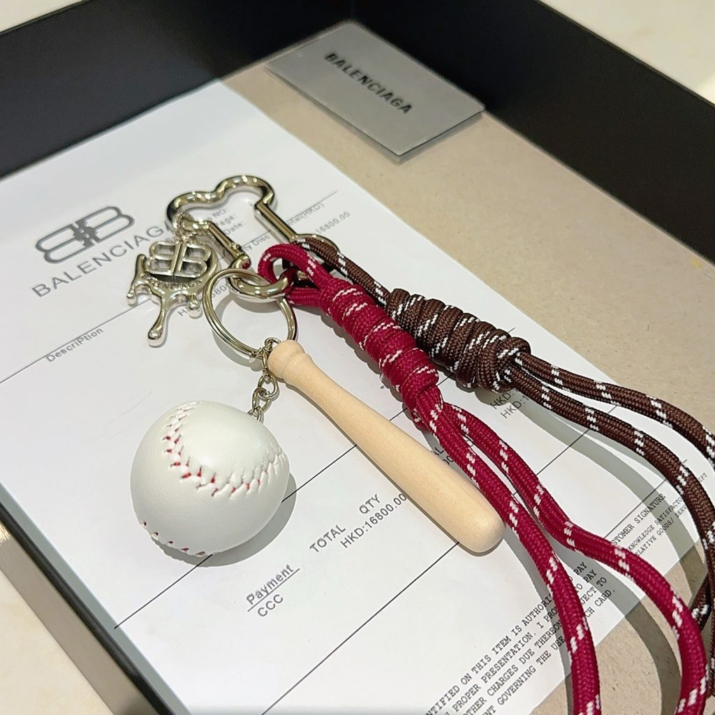 BALENCIAGA ロゴ チーム ファンシー キーホルダー 2色入 ブランド小物｜旅行の日に選ぶ前の確認ポイント