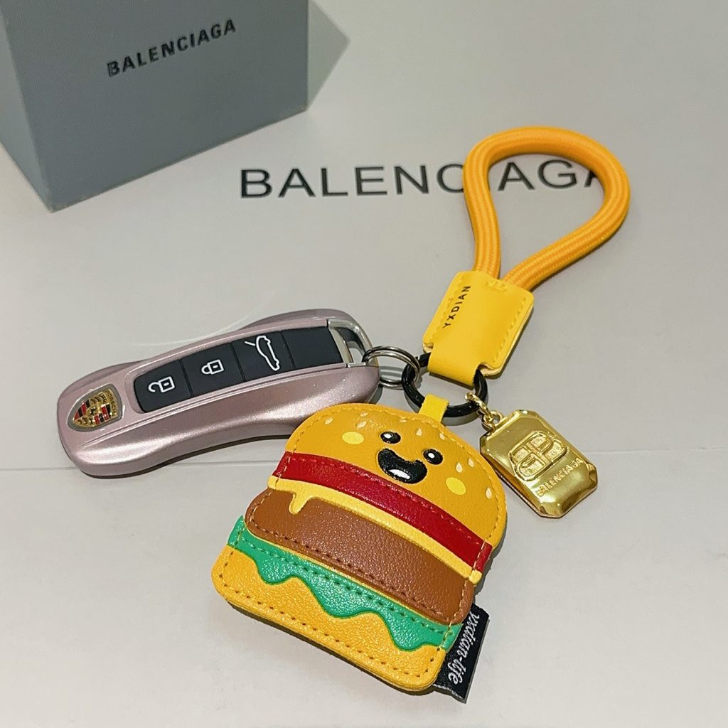 バレンシアガ ハンバーガーデザイン キーホルダー 1色入｜ランチに使いやすいブランド小物を写真で確認