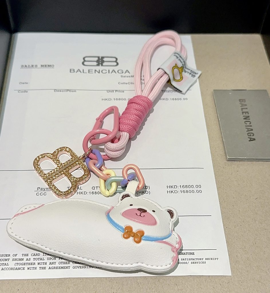 朝の支度で見るBALENCIAGAのブランド小物の持ち手