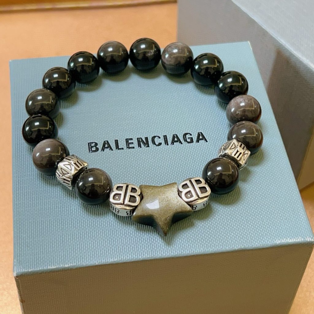 旅行に持つなら服との距離感も見たいBALENCIAGAのブランド小物