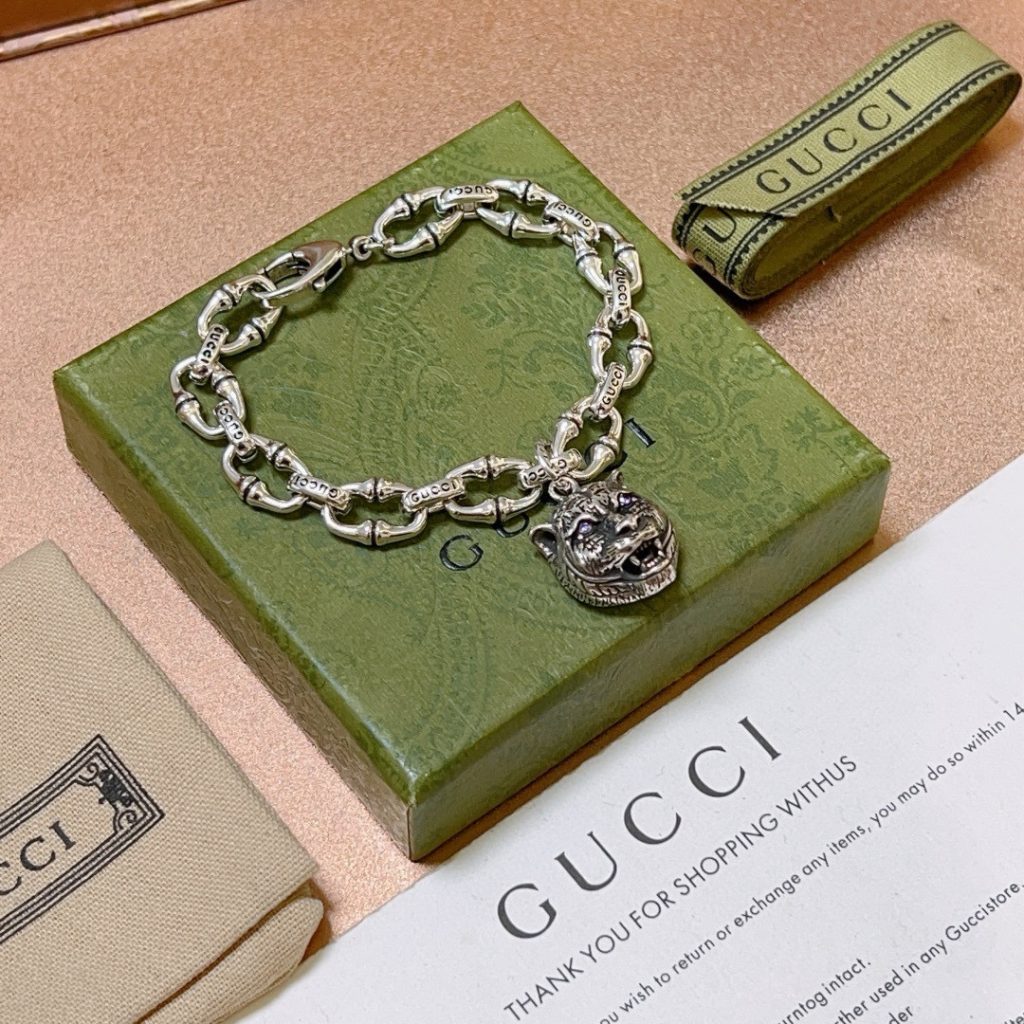 GUCCI ブレスレット チタン製 シルバー 2色入 財布・小物|ランチの日に写真で選び方を確認