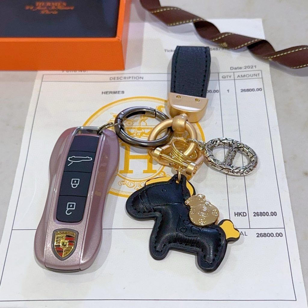 HERMES キーリング ローリングホース 2色入 ブランド小物｜仕事帰りに使いやすさを写真で整理