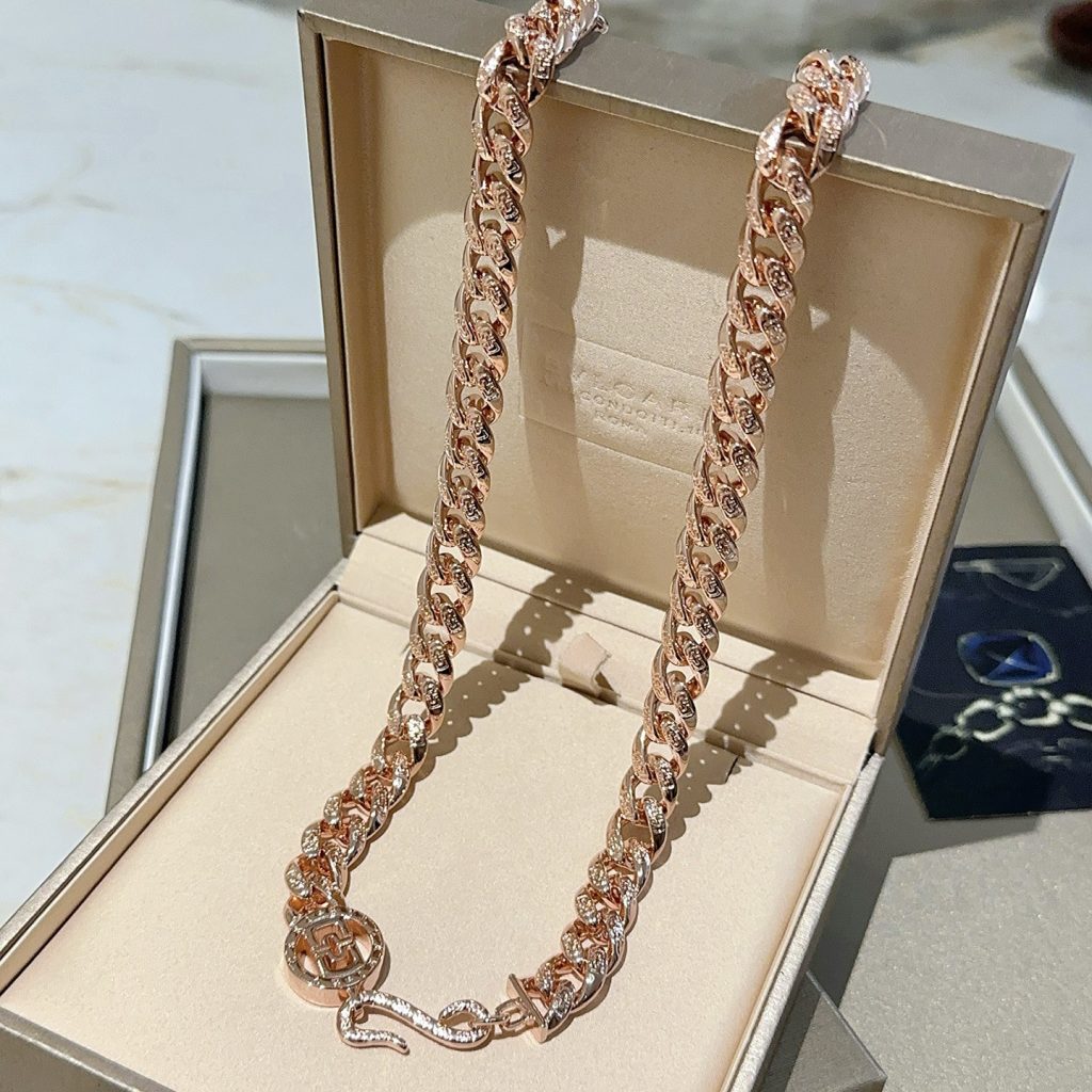 BVLGARI ローズゴールド メンズ ネックレス 1本入｜旅行に使いやすいブランド小物を写真で確認