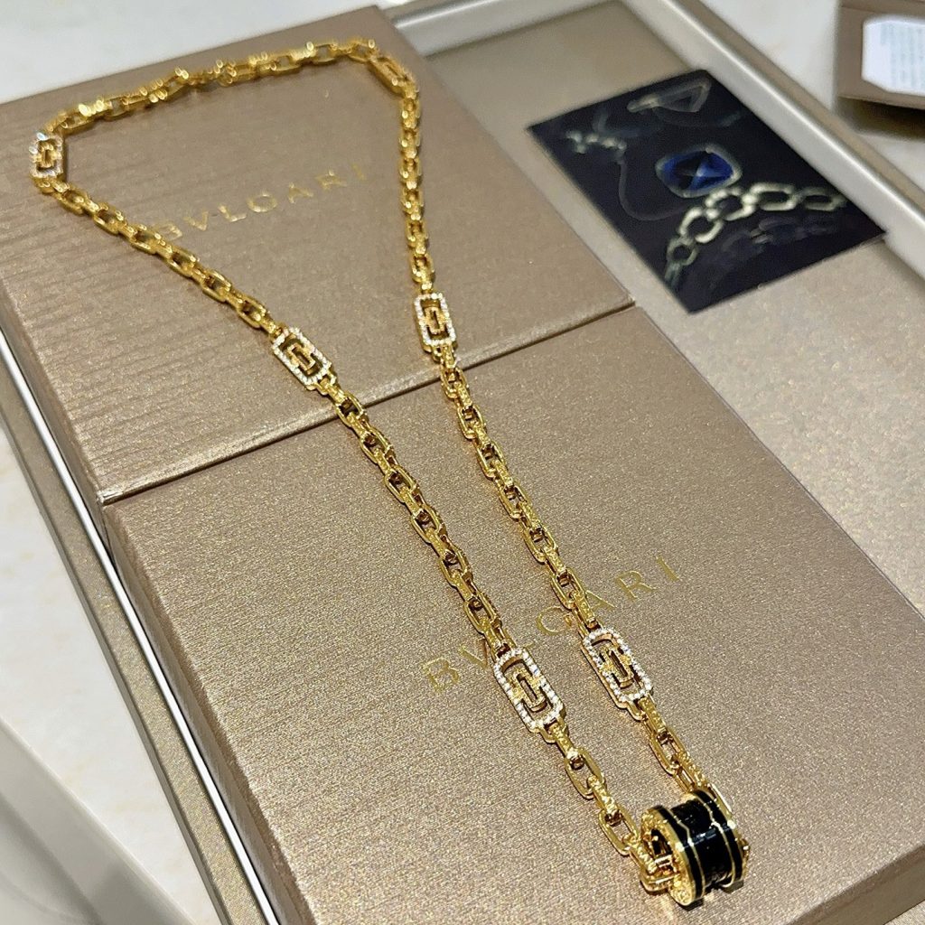 BVLGARI ネックレス ロングチェーン 2色入 ブランド小物｜仕事帰りに使いやすさを写真で整理