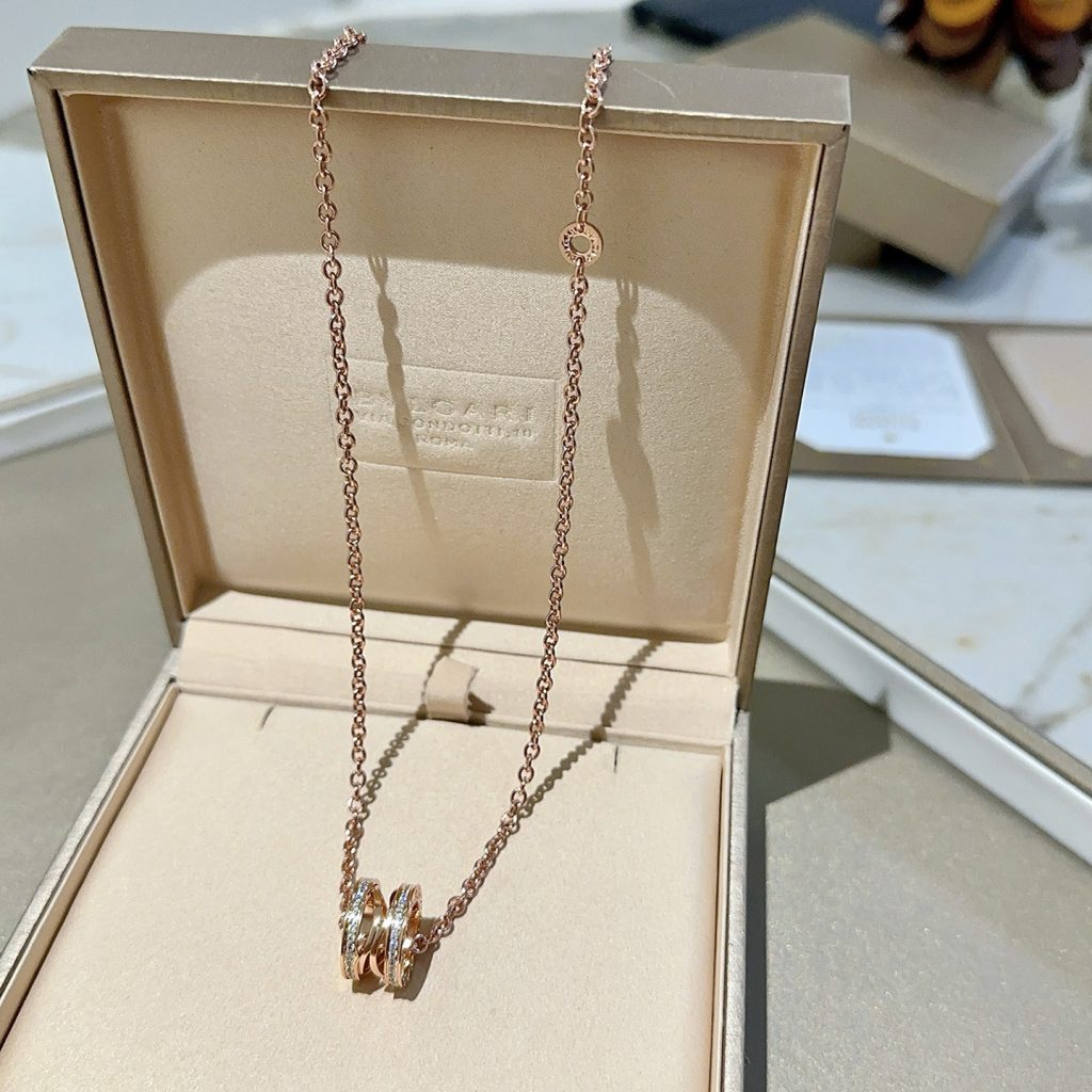 BVLGARI ネックレス 3色入 ローズゴールド ダイヤモンド ブランド小物｜旅行の日に選ぶ前の確認ポイント